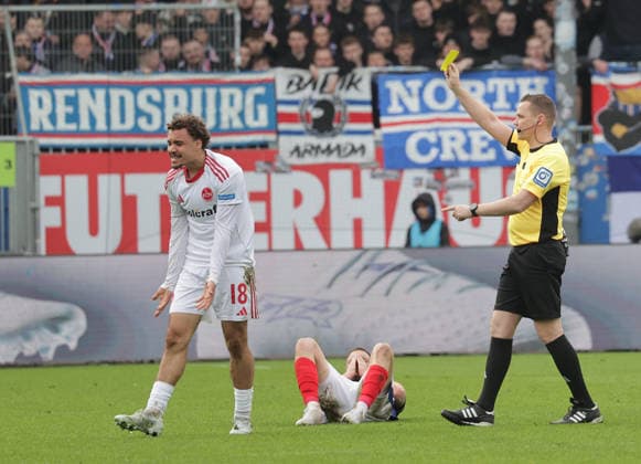 Schiedsrichter Dr.Robert Kampka zeigt Rafael Lubach (1.FC Nuernberg) die gelbe Karte Fussball, Herren, Saison 2025 2026, 2.BL, Holstein Stadion, Holstein Kiel gegen 1.FC Nuernberg, 2-3 DFL REGULATIONS PROHIBIT ANY USE OF PHOTOGRAPHS AS IMAGE SEQUENCES AND OR QUASI-VIDEO.