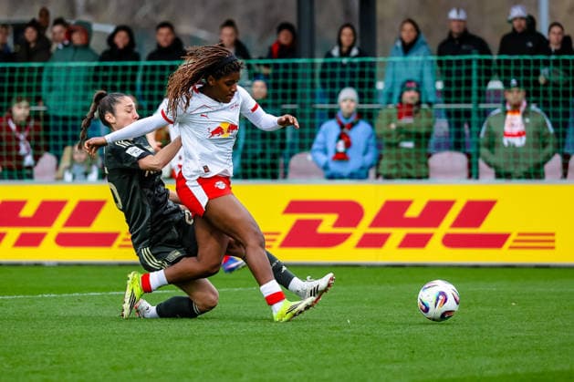 Amber Tysiak (1. FC Union Berlin Frauen, 26) Zweikampf, Duell, Kampf Delice Boboy (RB Leipzig Frauen, 17) am Ball, RB Leipzig Frauen vs. 1. FC Union Berlin Frauen, Fussball, Google Pixel Frauen-Bundesliga, 20. Spieltag, Saison 2025 2026, 14.03.2026 ,¨ DFL REGULATIONS PROHIBIT ANY USE OF PHOTOGRAPHS AS IMAGE SEQUENCES AND OR QUASI-VIDEO,¨ RB Leipzig Frauen vs. 1. FC Union Berlin Frauen, Fussball, Google Pixel Frauen-Bundesliga, 20. Spieltag, Saison 2025 2026, 14.03.2026 Leipzig Copyright: xEibner-Pressefoto LauraxRoemerx EP_LRR