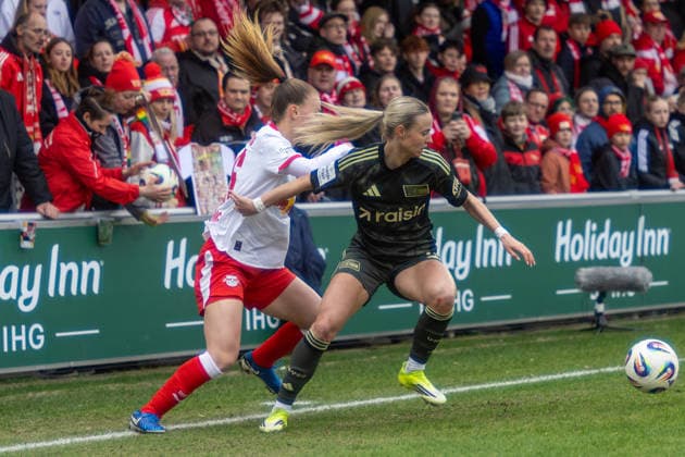 Deutschland, Google Pixel Frauen-Bundesliga, Saison 2025 2026, 20. Spieltag, Trainingszentrum Cottaweg, RB Leipzig vs 1.FC Union Berlin, Steinert Judith (1. FC Union Berlin, 17) im Zweikampf gegen Schasching Annabel (RB Leipzig, 16) Copyright: xMichellexLukax