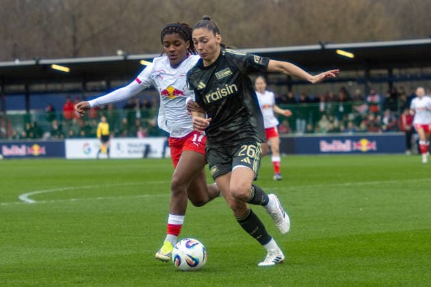 Deutschland, Google Pixel Frauen-Bundesliga, Saison 2025 2026, 20. Spieltag, Trainingszentrum Cottaweg, RB Leipzig vs 1.FC Union Berlin, Tysiak Amber (1. FC Union Berlin, 26) im Zweikampf gegen Baum Lisa (RB Leipzig, 11) Copyright: xMichellexLukax