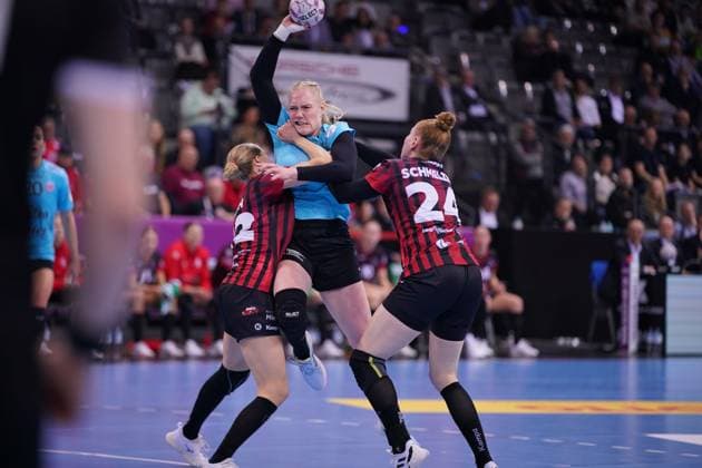 Szene mit Johanna Reichert (29; Thüringer HC), Meike Schmelzer (24; HSG Bensheim Auerbach) und Nele Wenzel (23; HSG Bensheim Auerbach) Haushahn Final4 1. Halbfinale Thüringer HC vs HSG Bensheim-Auerbach
