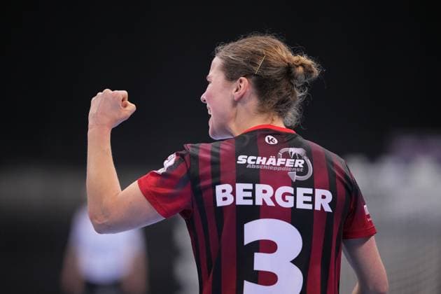 Szene mit Amelie Berger (3; HSG Bensheim Auerbach) Haushahn Final4 1. Halbfinale Thüringer HC vs HSG Bensheim-Auerbach