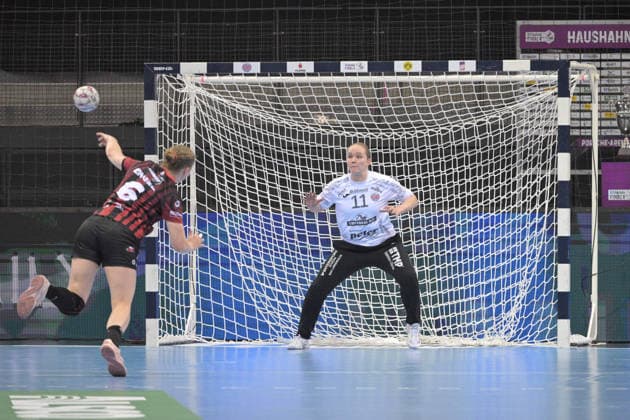 Laura Kuske (Thueringer HC, 11) im Tor im Zweikampf beim 7m mit Nina Engel (HSG Bensheim Auerbach, 06) Thueringer HC vs. HSG Bensheim Auerbach, Handball, Frauen, DHB Pokal Haushahn Final 4, Halbfinale, Saison 2025 2026, 14.03.2026 Thueringer HC vs. HSG Bensheim Auerbach, Handball, Frauen, DHB Pokal Haushahn Final 4, Halbfinale, Saison 2025 2026, 14.03.2026 Stuttgart Copyright: xEibner-Pressefoto TobiasxBaurx EP_TBR