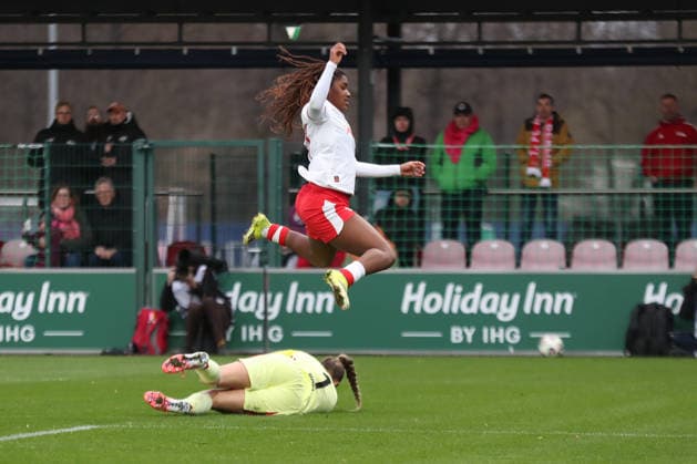 Google Pixel Frauen-Bundesliga, RB Leipzig - 1. FC Union Berlin; 14.03.2026 Torwart Cara Bösl (1, Union Berlin) sichert den Ball vor Delice Boboy (17, RB Leipzig), die über die Keeperin springt. Fußball, Google Pixel Frauen-Bundesliga, Saison 2025 2026, 20. Spieltag: RB Leipzig vs. 1. FC Union Berlin am 14.03.2026, Trainingszentrum Cottaweg, Leipzig. DFB REGULATIONS PROHIBIT ANY USE OF PHOTOGRAPHS AS IMAGE SEQUENCES AND OR QUASI-VIDEO. Copyright: xBEAUTIFULxSPORTS JanxKaeferx