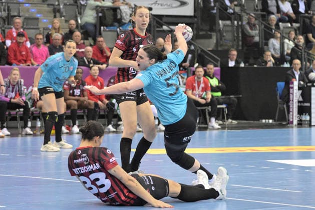 Jusefine Hanfland (Thueringer HC, 57) am Ball im Zweikampf mit Matilda Ehlert (HSG Bensheim Auerbach, 10) und Lucie-Marie Kretzschmar (HSG Bensheim Auerbach, 33) Thueringer HC vs. HSG Bensheim Auerbach, Handball, Frauen, DHB Pokal Haushahn Final 4, Halbfinale, Saison 2025 2026, 14.03.2026 Thueringer HC vs. HSG Bensheim Auerbach, Handball, Frauen, DHB Pokal Haushahn Final 4, Halbfinale, Saison 2025 2026, 14.03.2026 Stuttgart Copyright: xEibner-Pressefoto TobiasxBaurx EP_TBR