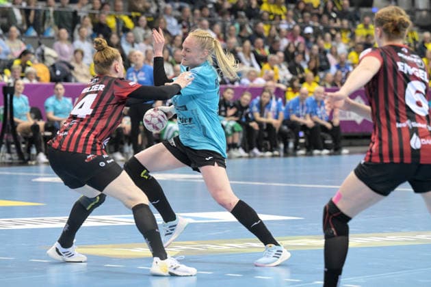 Johanna Reichert (Thueringer HC, 29) im Zweikampf mit Meike Schmelzer (HSG Bensheim Auerbach, 24) Thueringer HC vs. HSG Bensheim Auerbach, Handball, Frauen, DHB Pokal Haushahn Final 4, Halbfinale, Saison 2025 2026, 14.03.2026 Thueringer HC vs. HSG Bensheim Auerbach, Handball, Frauen, DHB Pokal Haushahn Final 4, Halbfinale, Saison 2025 2026, 14.03.2026 Stuttgart Copyright: xEibner-Pressefoto TobiasxBaurx EP_TBR