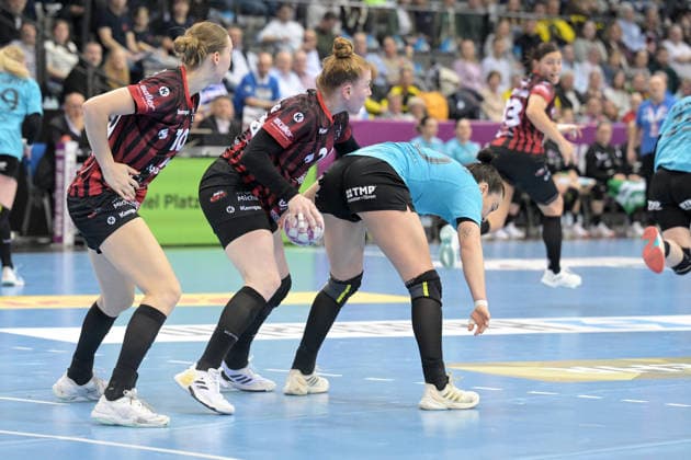 Meike Schmelzer (HSG Bensheim Auerbach, 24) im Zweikampf mit Jana Scheib (Thueringer HC, 20) Thueringer HC vs. HSG Bensheim Auerbach, Handball, Frauen, DHB Pokal Haushahn Final 4, Halbfinale, Saison 2025 2026, 14.03.2026 Thueringer HC vs. HSG Bensheim Auerbach, Handball, Frauen, DHB Pokal Haushahn Final 4, Halbfinale, Saison 2025 2026, 14.03.2026 Stuttgart Copyright: xEibner-Pressefoto TobiasxBaurx EP_TBR