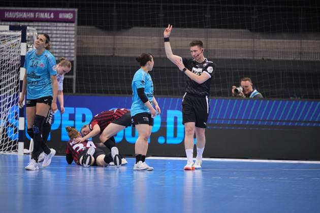 Szene mit Anika Niederwieser (14; Thüringer HC) Haushahn Final4 1. Halbfinale Thüringer HC vs HSG Bensheim-Auerbach
