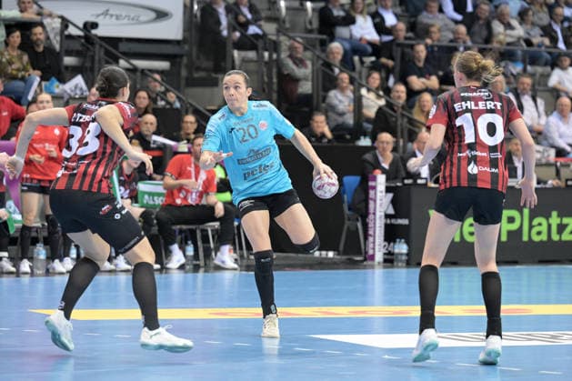 Jana Scheib (Thueringer HC, 20) im Zweikampf mit Lucie-Marie Kretzschmar (HSG Bensheim Auerbach, 33) Thueringer HC vs. HSG Bensheim Auerbach, Handball, Frauen, DHB Pokal Haushahn Final 4, Halbfinale, Saison 2025 2026, 14.03.2026 Thueringer HC vs. HSG Bensheim Auerbach, Handball, Frauen, DHB Pokal Haushahn Final 4, Halbfinale, Saison 2025 2026, 14.03.2026 Stuttgart Copyright: xEibner-Pressefoto TobiasxBaurx EP_TBR