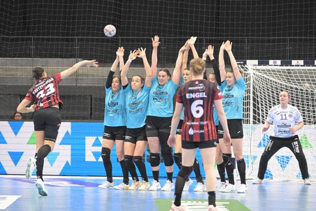 Lucie-Marie Kretzschmar (HSG Bensheim Auerbach, 33) im Zweikampf mit dem Block des Thueringer HC Thueringer HC vs. HSG Bensheim Auerbach, Handball, Frauen, DHB Pokal Haushahn Final 4, Halbfinale, Saison 2025 2026, 14.03.2026 Thueringer HC vs. HSG Bensheim Auerbach, Handball, Frauen, DHB Pokal Haushahn Final 4, Halbfinale, Saison 2025 2026, 14.03.2026 Stuttgart Copyright: xEibner-Pressefoto TobiasxBaurx EP_TBR