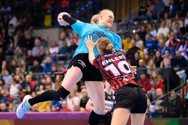 Handball: DHB-Pokal, Halbfinale, Thueringer HC - HSG Bensheim Auerbach v. li. im Zweikampf Johanna Reichert (Thueringer HC) und Matilda Ehlert (Bensheim) Stuttgart Porsche Arena Baden-Württemberg Deutschland