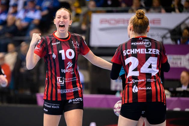Handball: DHB-Pokal, Halbfinale, Thueringer HC - HSG Bensheim Auerbach Matilda Ehlert (Bensheim), Meike Schmelzer (Bensheim) Jubel Freude Emotion Stuttgart Porsche Arena Baden-Württemberg Deutschland