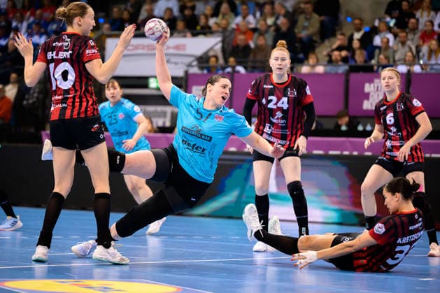 Handball: DHB-Pokal, Halbfinale, Thueringer HC - HSG Bensheim Auerbach v.li. Matilda Ehlert (Bensheim), Josefine Hanfland (Thueringer HC), Meike Schmelzer (Bensheim), Lucie-Marie Kretzschmar (Bensheim) Stuttgart Porsche Arena Baden-Württemberg Deutschland