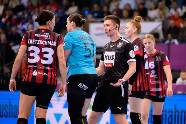 Handball: DHB-Pokal, Halbfinale, Thueringer HC - HSG Bensheim Auerbach Lucie-Marie Kretzschmar (Bensheim), Schiedsrichter Marvin Cesnik Stuttgart Porsche Arena Baden-Württemberg Deutschland