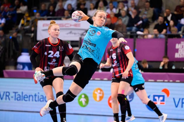 Handball: DHB-Pokal, Halbfinale, Thueringer HC - HSG Bensheim Auerbach Luca Farago (Thueringer HC) Stuttgart Porsche Arena Baden-Württemberg Deutschland