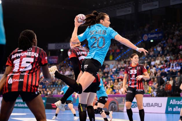 Handball: DHB-Pokal, Halbfinale, Thueringer HC - HSG Bensheim Auerbach v.li. Ndidi Agwunedu (Bensheim), Jana Scheib (Thueringer HC) Stuttgart Porsche Arena Baden-Württemberg Deutschland