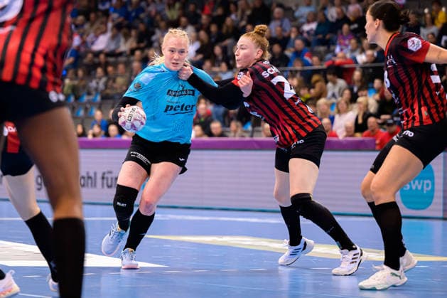 Handball: DHB-Pokal, Halbfinale, Thueringer HC - HSG Bensheim Auerbach v. li. im Zweikampf Johanna Reichert (Thueringer HC) und Meike Schmelzer (Bensheim) Stuttgart Porsche Arena Baden-Württemberg Deutschland