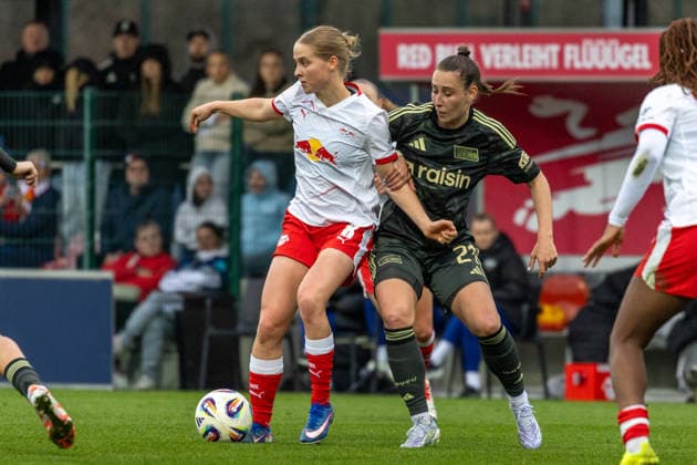Deutschland, Google Pixel Frauen-Bundesliga, Saison 2025 2026, 20. Spieltag, Trainingszentrum Cottaweg, RB Leipzig vs 1.FC Union Berlin, Asgeirsdottir Emilia (RB Leipzig, 8) im Zweikampf gegen Weiß Anna (1. FC Union Berlin, 21) Copyright: xMichellexLukax