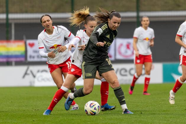 Deutschland, Google Pixel Frauen-Bundesliga, Saison 2025 2026, 20. Spieltag, Trainingszentrum Cottaweg, RB Leipzig vs 1.FC Union Berlin, Eurlings Hannah (1. FC Union Berlin, 14) im Zweikampf gegen Schasching Annabel (RB Leipzig, 16) Copyright: xMichellexLukax