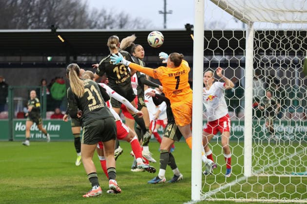 Google Pixel Frauen-Bundesliga, RB Leipzig - 1. FC Union Berlin; 14.03.2026 Samantha Steuerwald (19, Union Berlin) erzielt nach einer Ecke per Kopf das Tor zum 2:2 Ausgleich. Fußball, Google Pixel Frauen-Bundesliga, Saison 2025 2026, 20. Spieltag: RB Leipzig vs. 1. FC Union Berlin am 14.03.2026, Trainingszentrum Cottaweg, Leipzig. DFB REGULATIONS PROHIBIT ANY USE OF PHOTOGRAPHS AS IMAGE SEQUENCES AND OR QUASI-VIDEO. Copyright: xBEAUTIFULxSPORTS JanxKaeferx