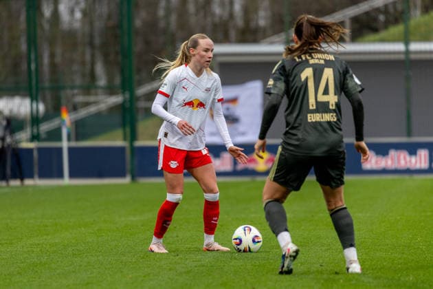 Deutschland, Google Pixel Frauen-Bundesliga, Saison 2025 2026, 20. Spieltag, Trainingszentrum Cottaweg, RB Leipzig vs 1.FC Union Berlin, Dudek Nikoline (RB Leipzig, 24), Eurlings Hannah (1. FC Union Berlin, 14) Copyright: xMichellexLukax