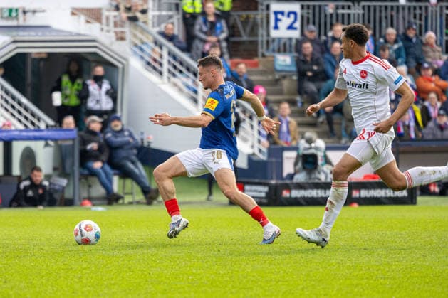 14.03.2026 Fußball 2. Bundesliga Männer Saison 2025 2026 26. Spieltag KSV Holstein Kiel - 1. FC Nürnberg (Kiel in Blau, Nürnberg in Weiß) Adrian Kapralik (li.), Tarek Buchmann Kiel Holstein-Stadion, Westring 501 Schleswig Holstein Deutschland