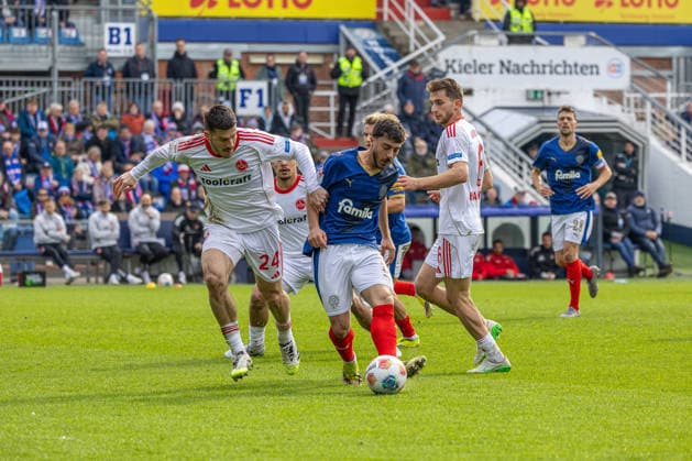 14.03.2026 Fußball 2. Bundesliga Männer Saison 2025 2026 26. Spieltag KSV Holstein Kiel - 1. FC Nürnberg (Kiel in Blau, Nürnberg in Weiß) Vlnr.: Luka Lochoshvili, Umut Tohumcu, Adam Markhiyev Kiel Holstein-Stadion, Westring 501 Schleswig Holstein Deutschland