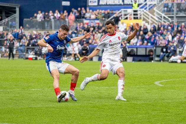 14.03.2026 Fußball 2. Bundesliga Männer Saison 2025 2026 26. Spieltag KSV Holstein Kiel - 1. FC Nürnberg (Kiel in Blau, Nürnberg in Weiß) Adrian Kapralik (li.), Tarek Buchmann Kiel Holstein-Stadion, Westring 501 Schleswig Holstein Deutschland
