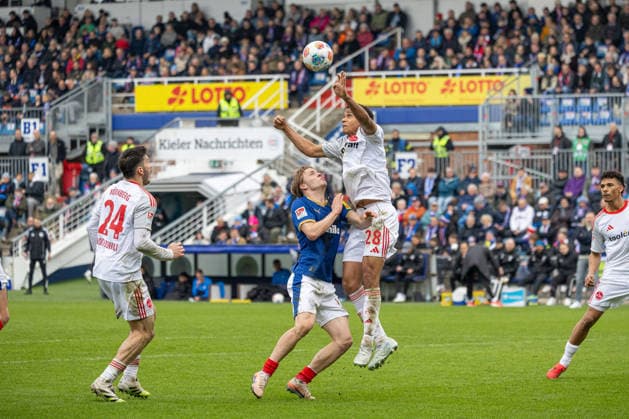 14.03.2026 Fußball 2. Bundesliga Männer Saison 2025 2026 26. Spieltag KSV Holstein Kiel - 1. FC Nürnberg (Kiel in Blau, Nürnberg in Weiß) Bildmitte: Jonas Therkelsen (li.), Tarek Buchmann Kiel Holstein-Stadion, Westring 501 Schleswig Holstein Deutschland