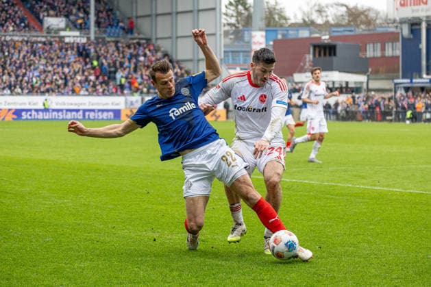 14.03.2026 Fußball 2. Bundesliga Männer Saison 2025 2026 26. Spieltag KSV Holstein Kiel - 1. FC Nürnberg (Kiel in Blau, Nürnberg in Weiß) Stefan Schwab (li.), Luka Lochosvili Kiel Holstein-Stadion, Westring 501 Schleswig Holstein Deutschland