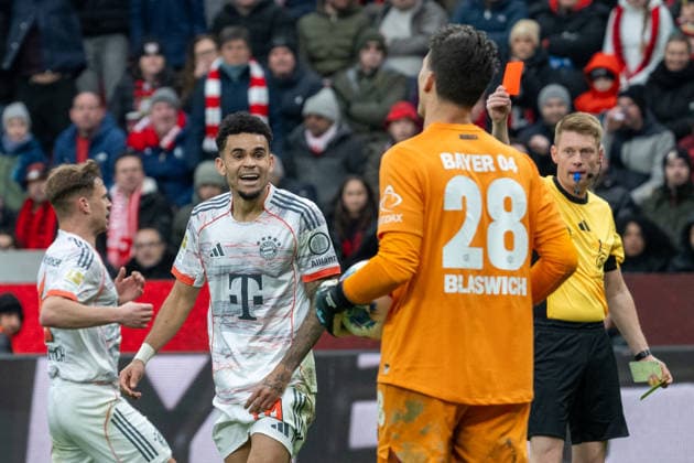 Schiedsrichter Christian Dingert zeigt Luis Diaz (FC Bayern Muenchen, 14) die Gelb Rote Karte. Bayer 04 Leverkusen vs. FC Bayern Muenchen, Fussball, 1. Bundesliga, 26. Spieltag, Saison 2025 2026, 14.03.2026 DFL DFB Regulations prohibit any use of Photographs as image sequences and or Quasivideo Bayer 04 Leverkusen vs. FC Bayern Muenchen, Fussball, 1. Bundesliga, 26. Spieltag, Saison 2025 2026, 14.03.2026 Leverkusen *** Referee Christian Dingert shows Luis Diaz FC Bayern Muenchen, 14 the yellow red card Bayer 04 Leverkusen vs FC Bayern Muenchen, Football, 1 Bundesliga, Matchday 26, Season 2025 2026, 14 03 2026 DFL DFB Regulations prohibit any use of Photographs as image sequences and or Quasivideo Bayer 04 Leverkusen vs FC Bayern Muenchen, Football, 1 Bundesliga, Matchday 26, Season 2025 2026, 14 03 2026 Leverkusen Copyright: xEibner-Pressefoto ThomasxHaeslerx EP_THR