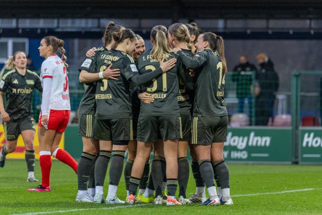 Deutschland, Google Pixel Frauen-Bundesliga, Saison 2025 2026, 20. Spieltag, Trainingszentrum Cottaweg, RB Leipzig vs 1.FC Union Berlin, Torjubel nach dem Tor zum 2:2 für 1.FC Union Berlin, Pawollek Tanja (1. FC Union Berlin, 31), Eurlings Hannah (1. FC Union Berlin, 14), Weidauer Sophie (1. FC Union Berlin, 9), Orschmann Dina (1. FC Union Berlin, 11), Weiß Anna (1. FC Union Berlin, 21) Copyright: xMichellexLukax