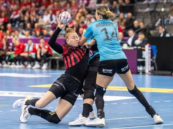 Meike Schmelzer (HSG Bensheim Auerbach, 24) im Duell mit Josefine Hanfland (Thueringer HC, 57) und Anika Niederwieser (Thueringer HC, 14), Thueringer HC vs. HSG Bensheim Auerbach, Handball, DHB Pokal Haushahn Final 4, Spielzeit 2025 2026, 14.03.2026 Thueringer HC vs. HSG Bensheim Auerbach, Handball, DHB Pokal Haushahn Final 4, Spielzeit 2025 2026, 14.03.2026 Stuttgart Copyright: xMichaelxSchmidt Eibner-Pressefotx EP_MST