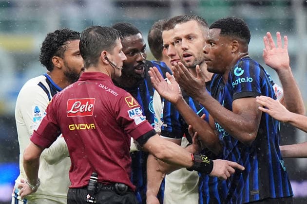 Inter Milan™s Denzel Dumfries protests with Referee Gianluca Manganiello during the Serie A soccer match between Inter and Atalanta at the San Siro Stadium in Milan , north Italy - Saturday , March 14 , 2026. - Soccer .  Copyright: xSpada LaPressex