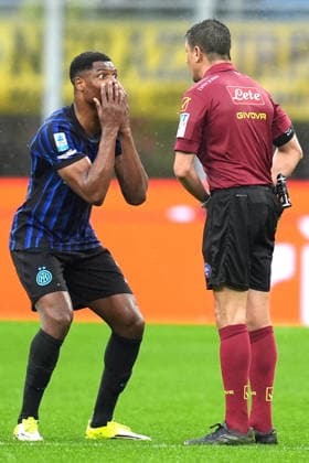 Inter Milan™s Denzel Dumfries protests with Referee Gianluca Manganiello during the Serie A soccer match between Inter and Atalanta at the San Siro Stadium in Milan , north Italy - Saturday , March 14 , 2026. - Soccer .  Copyright: xSpada LaPressex