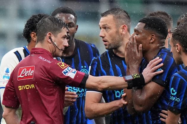 Inter Milan™s Denzel Dumfries protests with Referee Gianluca Manganiello during the Serie A soccer match between Inter and Atalanta at the San Siro Stadium in Milan , north Italy - Saturday , March 14 , 2026. - Soccer .  Copyright: xSpada LaPressex