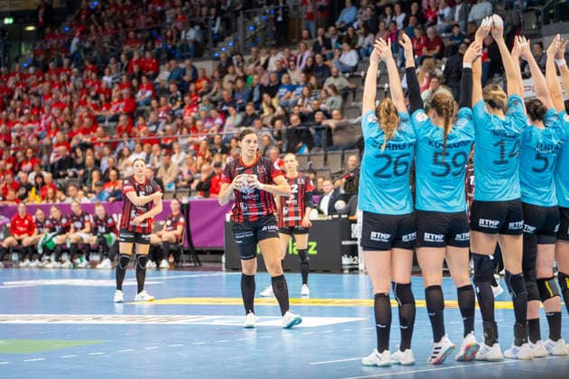 Handball I Frauen I Saison 2025-2026 I DHB-Pokal Final 4 I Halbfinale I Thüringer HC - HSG Bensheim Auerbach I 14.03.2026 Lucie-Marie Kretzschmar (33, HSG Bensheim Auerbach) bei einem direkten Freiwurf Stuttgart Porsche Arena Baden-Württemberg Deutschland Copyright: xLobeca MaxxPetershansx