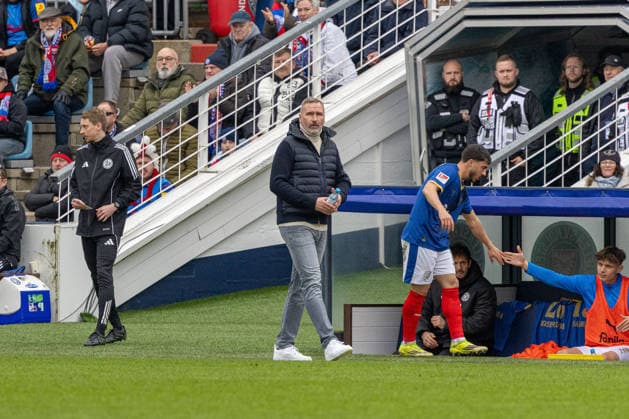 14.03.2026 Fußball 2. Bundesliga Männer Saison 2025 2026 26. Spieltag KSV Holstein Kiel - 1. FC Nürnberg (Kiel in Blau, Nürnberg in Weiß) Tim Walter, Trainer Holstein Kiel. Rechts an der Bank der ausgewechselte Umut Tohumcu Kiel Holstein-Stadion, Westring 501 Schleswig Holstein Deutschland