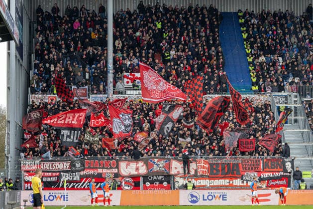 14.03.2026 Fußball 2. Bundesliga Männer Saison 2025 2026 26. Spieltag KSV Holstein Kiel - 1. FC Nürnberg (Kiel in Blau, Nürnberg in Weiß) Die Nürnberger Fans im Kieler Gästeblock Kiel Holstein-Stadion, Westring 501 Schleswig Holstein Deutschland