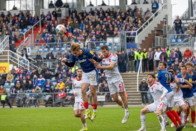 14.03.2026 Fußball 2. Bundesliga Männer Saison 2025 2026 26. Spieltag KSV Holstein Kiel - 1. FC Nürnberg (Kiel in Blau, Nürnberg in Weiß) Kopfballduell zwischen Lasse Rosenboom (li.) und Adam Markhiyev Kiel Holstein-Stadion, Westring 501 Schleswig Holstein Deutschland