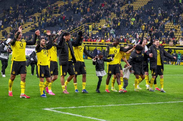14.03.2026, Fußball, Borussia Dortmund - FC Augsburg, 1. Fußball Bundesliga, 26. Spieltag, Signal Iduna Park, Saison 2025 2026: Abschlussjubel nach dem 2:0 Sieg für den BVB DFB regulations prohibit any use of photographs as image sequences and or quasi-video. Nordrhein-Westfalen Deutschland *** 14 03 2026, Football, Borussia Dortmund FC Augsburg, 1 Soccer Bundesliga, Matchday 26, Signal Iduna Park, Season 2025 2026 Final celebration after the 2 0 victory for BVB DFB regulations prohibit any use of photographs as image sequences and or quasi video North Rhine-Westphalia Germany