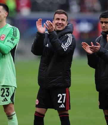14.03.2026, Fussball Bundesliga, Eintracht Frankfurt - 1. FC Heidenheim, v.l., Mario Götze (Eintracht Frankfurt) bedankt sich bei den Fans, bedanken, Dank, Mannschaft nach dem Spiel, after the match, bedankt sich bei den Fans, applauds the fans DFL DFB REGULATIONS PROHIBIT ANY USE OF PHOTOGRAPHS AS IMAGE SEQUENCES AND OR QUASI-VIDEO. xdcx *** 14 03 2026, Soccer Bundesliga, Eintracht Frankfurt 1 FC Heidenheim, v l , Mario Götze Eintracht Frankfurt thanks the fans, thank, thanks, team after the match, after the match, thanks the fans, applauds the fans DFL DFB REGULATIONS PROHIBIT ANY USE OF PHOTOGRAPHS AS IMAGE SEQUENCES AND OR QUASI VIDEO xdcx Copyright: HMBxMedia Claus