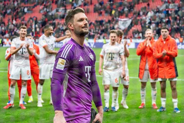 14.03.2026, Bayer 04 Leverkusen vs. FC Bayern München, 1. Bundesliga, 26. Spieltag Sven Ulreich (FC Bayern Muenchen, 26) wird gefeiert nach Abpfiff Jubel mit Harry Kane (FC Bayern Muenchen, 9) Leon Goretzka (FC Bayern Muenchen, 8) Dayot Upamecano (FC Bayern Muenchen, 2) Wichtiger Hinweis: Gemaess den Vorgaben der DFL Deutsche Fussball Liga bzw. des DFB Deutscher Fussball-Bund ist es untersagt, in dem Stadion und oder vom Spiel angefertigte Fotoaufnahmen in Form von Sequenzbildern und oder videoaehnlichen Fotostrecken zu verwerten *** 14 03 2026, Bayer 04 Leverkusen vs FC Bayern Munich, 1 Bundesliga, Matchday 26 Sven Ulreich FC Bayern Muenchen, 26 celebrates after the final whistle with Harry Kane FC Bayern Muenchen, 9 Leon Goretzka FC Bayern Muenchen, 8 Dayot Upamecano FC Bayern Muenchen, 2 Important note According to the regulations of the DFL German Football League and the DFB German Football Association, it is prohibited to use photographs taken in the stadium and or of the match in the form of sequential images and or video-like photo series Copyright: xBahhoxKarax