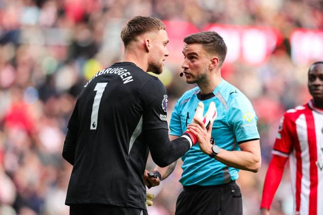 Sunderland v Brighton & Hove Albion, Premier League Referee Thomas Kirk in discussion with Brighton & Hove Albion goalkeeper Bart Verbruggen during the Sunderland v Brighton & Hove Albion Premier League match at the Stadium of Light, Sunderland, England on 14 March 2026 Credit: Richard Bierton Every Second Media Editorial use only. All images are copyright Every Second Media Limited. No images may be reproduced without prior permission. All rights reserved. Premier League and Football League images are subject to licensing agreements with Football DataCo Limited. see https: www.football-dataco.com Copyright: xIMAGO EveryxSecondxMediax ESM-1858-0033 RichardxBiertonx xEveryxSecondxMediax