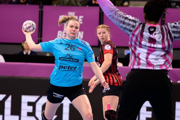 Handball: DHB-Pokal, Halbfinale, Thueringer HC - HSG Bensheim Auerbach Anna Szabo (Thueringer HC), Torhueterin Vanessa Fehr (Bensheim) Stuttgart Porsche Arena Baden-Württemberg Deutschland