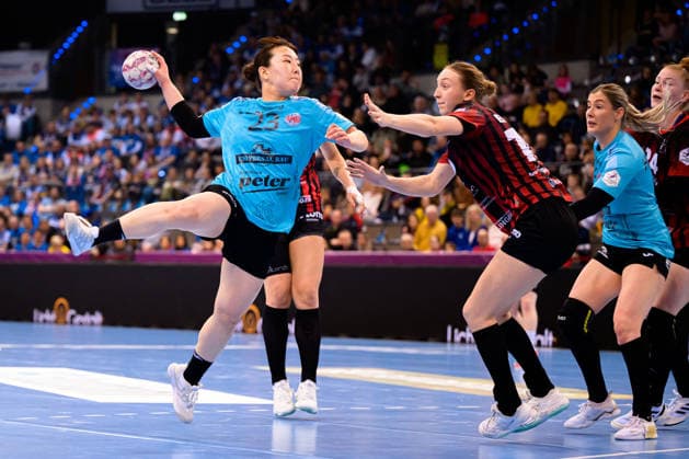 Handball: DHB-Pokal, Halbfinale, Thueringer HC - HSG Bensheim Auerbach v.li. Natsuki Aizawa (Thueringer HC), Matilda Ehlert (Bensheim) Stuttgart Porsche Arena Baden-Württemberg Deutschland