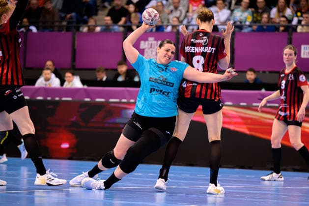 Handball: DHB-Pokal, Halbfinale, Thueringer HC - HSG Bensheim Auerbach Josefine Hanfland (Thueringer HC), Lena Degenhardt (Bensheim) Stuttgart Porsche Arena Baden-Württemberg Deutschland