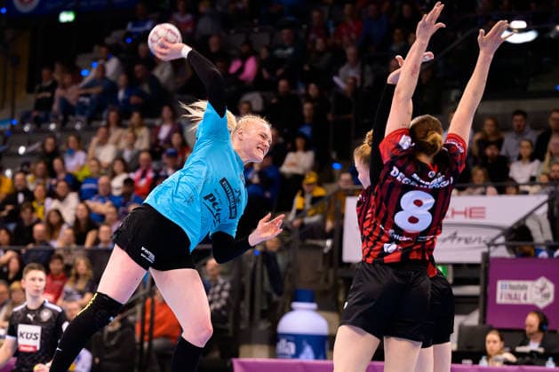 Handball: DHB-Pokal, Halbfinale, Thueringer HC - HSG Bensheim Auerbach v.li. Johanna Reichert (Thueringer HC), Lena Degenhardt (Bensheim) Stuttgart Porsche Arena Baden-Württemberg Deutschland