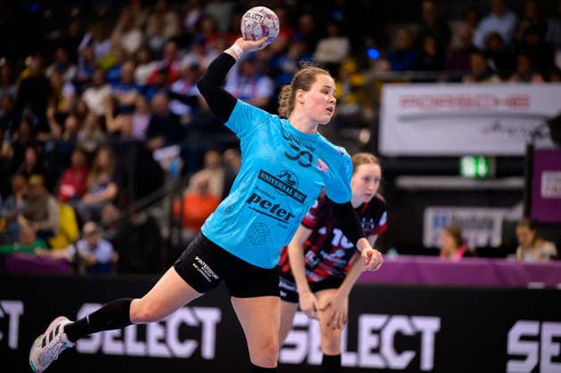 Handball: DHB-Pokal, Halbfinale, Thueringer HC - HSG Bensheim Auerbach Csenge Kuczora (Thueringer HC) Stuttgart Porsche Arena Baden-Württemberg Deutschland