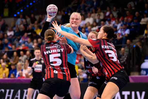 Handball: DHB-Pokal, Halbfinale, Thueringer HC - HSG Bensheim Auerbach Isabell Hurst (Bensheim), Johanna Reichert (Thueringer HC), Lucie-Marie Kretzschmar (Bensheim) Stuttgart Porsche Arena Baden-Württemberg Deutschland